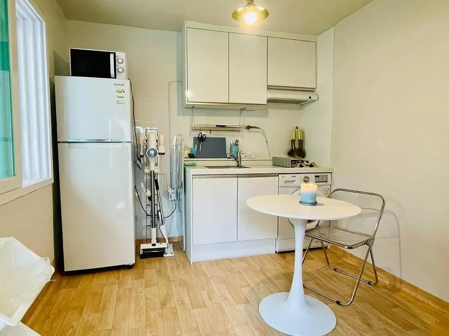 It'S So Blue Studio Apartment In Sinchon Soul Jižní Korea